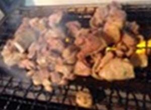 写真：親鶏の炭火焼の作り方